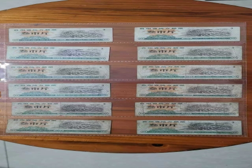 一位来自广西壮族自治区南宁市的覃老师，有一些藏品和很好的老物件，急需找到爱好的收藏家，有意者请联系我。目前藏友老师比较着急，只要您是真心诚意想要收藏，一切好商量。