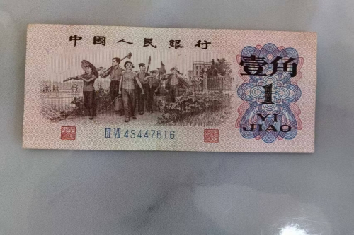 一位来自江苏省的张老师，有一些藏品和老物件，急需出手，有意者联系，价格好商量。 