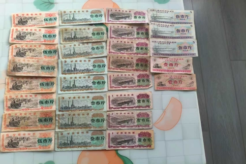 一位来自甘肃省武威市的唐老师，有一些藏品和老物件，急需出手，有意者联系，价格好商量。