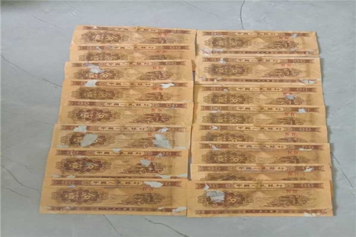 一位来自湖北省襄阳市的吴老师，有一些藏品和很好的老物件，急需找到爱好的收藏家，有意者请联系我。目前藏友老师比较着急，只要您是真心诚意想要收藏，一切好商量。