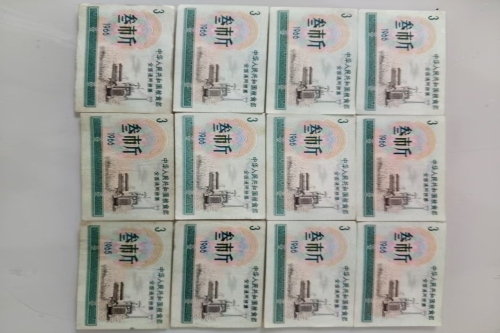 一位来住湖南永州市的陈老师，有一些藏品和老物件，急需出手，有意者联系，价格好商量。