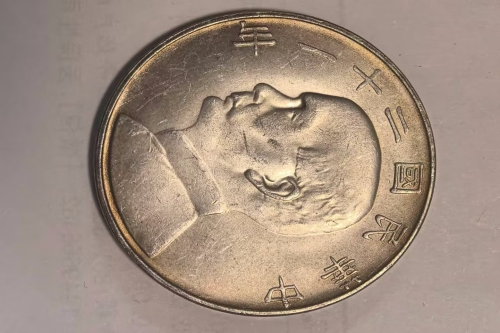 一位来自上海嘉定区的荣老师，有一些藏品和很好的老物件，急需找到爱好的收藏家，有意者请联系我。目前藏友老师比较着急，只要您是真心诚意想要收藏，一切好商量。