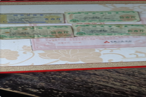 一位来自湖南省邵阳市的杨老师，有一些藏品和老物件，急需出手，有意者联系，价格好商量。