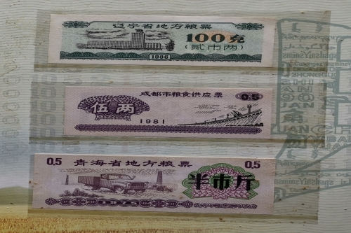 一位来住江西省宜春市的黄老师，有一些藏品和老物件，急需出手，有意者联系，价格好商量。