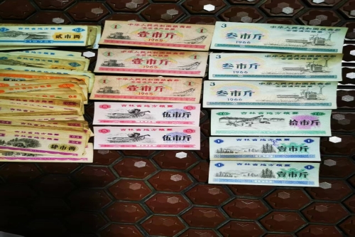 一位来住北京市朝阳区的刘老师，有一些藏品和老物件，急需出手，有意者联系，价格好商量。