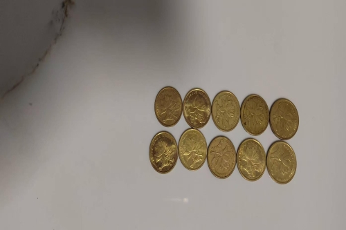 一位来自黑龙江省大庆市的范老师，有一些藏品和很好的老物件，急需找到爱好的收藏家，有意者请联系我。目前藏友老师比较着急，只要您是真心诚意想要收藏，一切好商量。