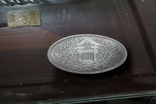 一位来自广东省深圳市的杨老师，有一些藏品和老物件，急需出手，有意者联系，价格好商量。