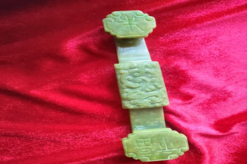 一位来自北京市海淀区的何老师，有一些藏品和老物件，急需出手，有意者联系，价格好商量。