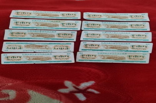 一位来自新疆阿拉尔市的罗老师，有一些藏品和老物件，急需出手，有意者联系，价格好商量。