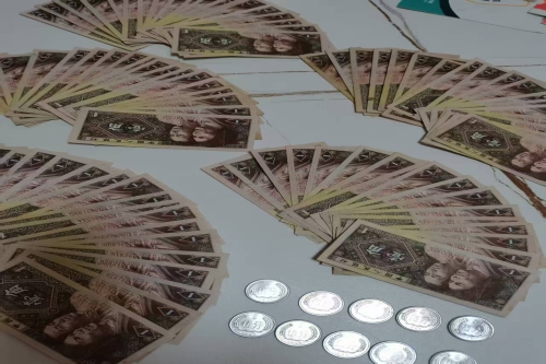 一位来自浙江省舟山市的严老师，有一些藏品和老物件，急需出手，有意者联系，价格好商量。