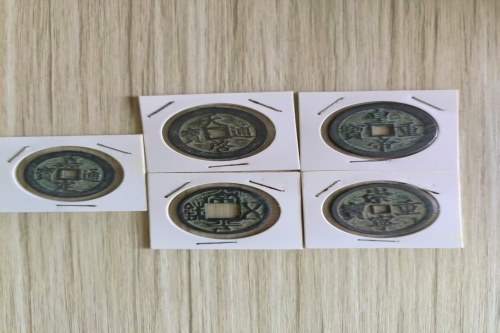 一位来自广东省的陈老师，有一些藏品和老物件，急需出手，有意者联系，价格好商量。