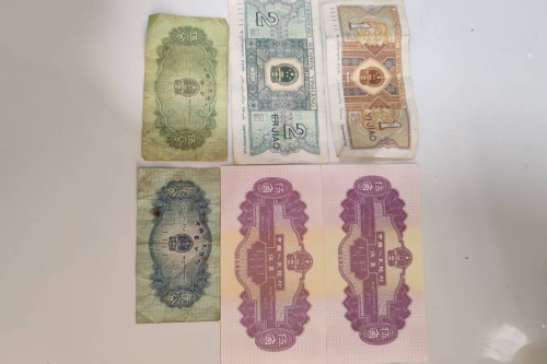 一位来自海南省东方市的周老师，有一些藏品和老物件，急需出手，有意者联系，价格好商量。