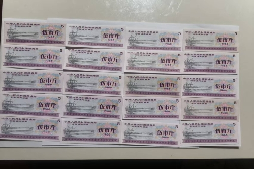 一位来自湖北省的杨老师，有一些藏品和老物件，急需出手，有意者联系，价格好商量。