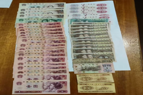 一位来自上海市崇明区的温老师，有一些藏品和老物件，急需出手，有意者联系，价格好商量。