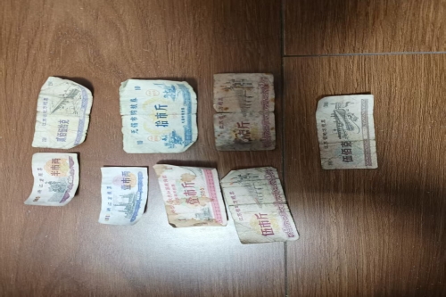 一位来自浙江省加兴地区平湖市的陶老师，有一些藏品和很好的老物件，急需找到爱好的收藏家，有意者请联系我。目前藏友老师比较着急，只要您是真心诚意想要收藏，一切好商量。