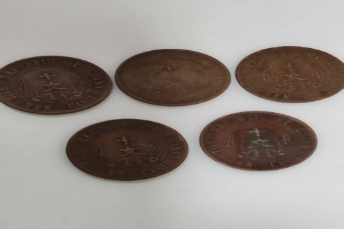 一位来自江苏省的王老师，有一些藏品和老物件，急需出手，有意者联系，价格好商量。 