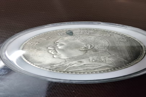  一位来自广东省广州市的吴老师，有一些藏品和老物件，急需出手，有意者联系，价格好商量。