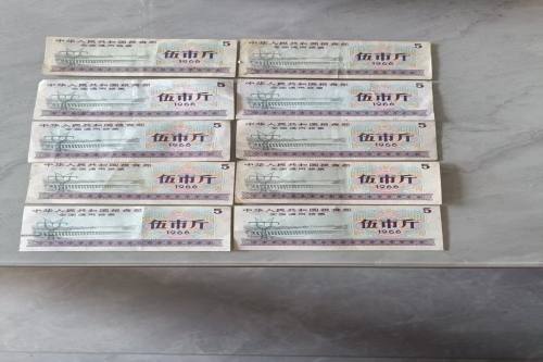 一位来自浙江省的王老师，有一些藏品和老物件，急需出手，有意者联系，价格好商量。 