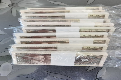 一位来自内蒙古自治区赤峰市松山区的路老师，有一些藏品和很好的老物件，急需找到爱好的收藏家，有意者请联系我。目前藏友老师比较着急，只要您是真心诚意想要收藏，一切好商量。