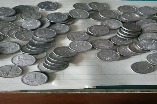 一位来自江苏省无锡市的黄老师，有一些藏品和老物件，急需出手，有意者联系，价格好商量。