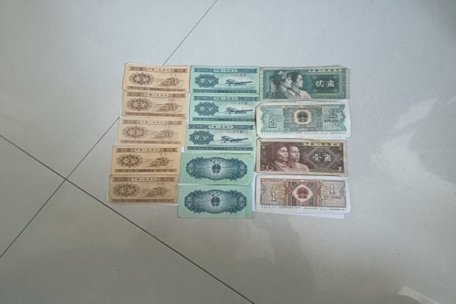 一位来自新疆库尔勒市的王老师，有一些藏品和很好的老物件，急需找到爱好的收藏家，有意者请联系我。目前藏友老师比较着急，只要您是真心诚意想要收藏，一切好商量。