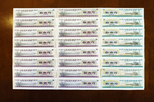 一位来自江西省宜春市的朱老师，有一些藏品和很好的老物件，急需找到爱好的收藏家，有意者请联系我。目前藏友老师比较着急，只要您是真心诚意想要收藏，一切好商量。