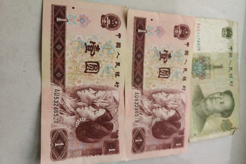 一位来自新疆昌吉州的杨老师，有一些藏品和老物件，急需出手，有意者联系，价格好商量。