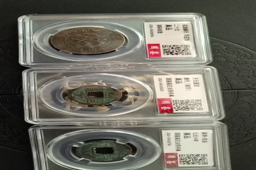 一位来自广州市花都区的李老师，有一些藏品和老物件，急需出手，有意者联系，价格好商量。