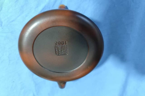 一位来自四川省成都市市的黄老师，有一些藏品和老物件，急需出手，有意者联系，价格好商量。