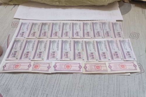 一位来自广东省广东市的陈老师，有一些藏品和老物件，急需出手，有意者联系，价格好商量。