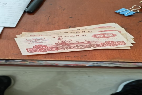 一位来自广西省的韦老师，有一些藏品和老物件，急需出手，有意者联系，价格好商量。