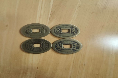 一位来住安徽省黄山市的张老师。有一些藏品和老物件，急需出手，有意者联系，价格好商量。