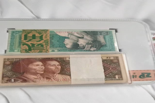 一位资深的藏品收藏家邓老师，有一些藏品和很好的老物件，急需找到爱好的收藏家，有意者请联系我。目前藏友老师比较着急，只要您是真心诚意想要收藏，一切好商量。