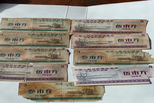 一位来自安徽省的高老师，有一些藏品和老物件，急需出手，有意者联系，价格好商量。