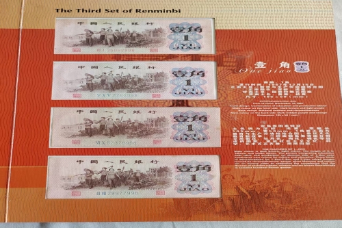 一位来自湖南省长沙市的潘老师，有一些藏品和老物件，急需出手，有意者联系，价格好商量。