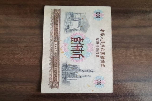 一位来自江苏省的陈老师，有一些藏品和老物件，急需出手，有意者联系，价格好商量。 