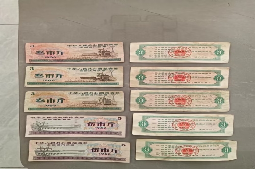 一位来自河南省洛阳市的章老师，有一些藏品和老物件，急需出手，有意者联系，价格好商量。