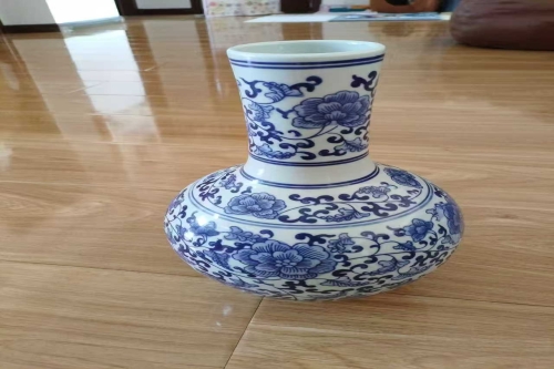 一位来自黑龙江省齐齐哈尔市的艾老师，有一些藏品和很好的老物件，急需找到爱好的收藏家，有意者请联系我。目前藏友老师比较着急，只要您是真心诚意想要收藏，一切好商量。