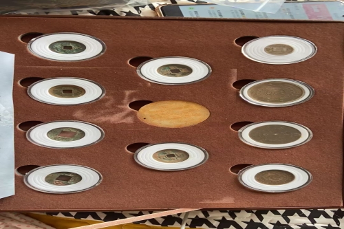 一位来自河北省邯郸市的满老师，有一些藏品和很好的老物件，急需找到爱好的收藏家，有意者请联系我。目前藏友老师比较着急，只要您是真心诚意想要收藏，一切好商量。