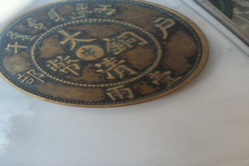 一位来自陕西省宝鸡市的惠老师，有一些藏品和老物件，急需出手，有意者联系，价格好商量。