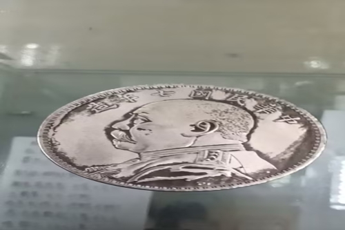 一位来自云南省丽江市的熊老师，有一些藏品和老物件，急需出手，有意者联系，价格好商量。