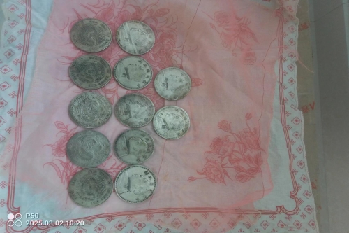  一位来自上海市青浦区的徐老师，有一些藏品和老物件，急需出手，有意者联系，价格好商量。