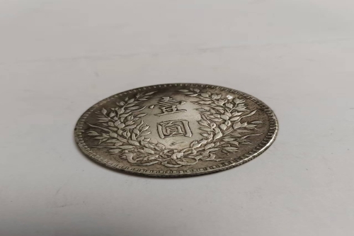 一位来自澳门的杨老师，有一些藏品和老物件，急需出手，有意者联系，价格好商量。