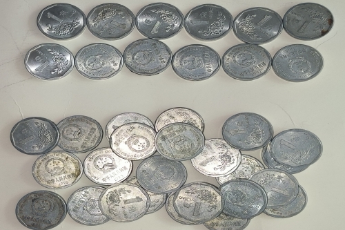 一位来住北京海淀区的杨老师，有一些藏品和老物件，急需出手，有意者联系，价格好商量。