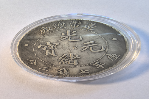 一位来自广东省的全老师，有一些藏品和老物件，急需出手，有意者联系，价格好商量。