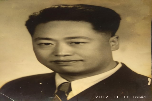 一位来自上海静安区永和路的史老师，有一些藏品和很好的老物件，急需找到爱好的收藏家，有意者请联系我。目前藏友老师比较着急，只要您是真心诚意想要收藏，一切好商量。