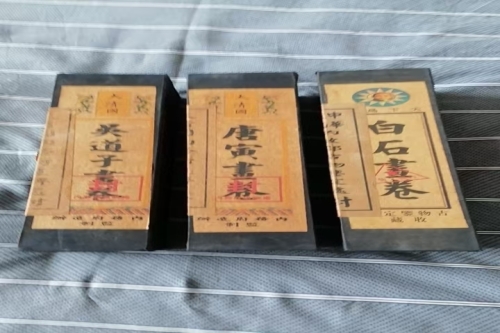 一位来住内蒙古包头市的刘老师，有一些藏品和老物件，急需出手，有意者联系，价格好商量。