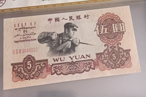 一位来自四川省的张老师，有一些藏品和老物件，急需出手，有意者联系，价格好商量。