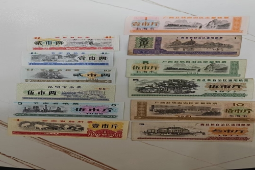 一位来自四川省的赵老师，有一些藏品和老物件，急需出手，有意者联系，价格好商量。