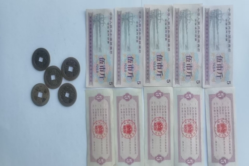 一位来自重庆市巫山县的杨老师，有一些藏品和很好的老物件，急需找到爱好的收藏家，有意者请联系我。目前藏友老师比较着急，只要您是真心诚意想要收藏，一切好商量。